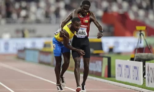 ട്രാക്കില് തളര്ന്നുവീഴാറായ താരത്തെ തോളിലേറ്റി ഓടി ട്രാക്കിലെ ഹീറോ ട്രാക്കില് തളര്ന്നുവീഴാറായ താരത്തെ തോളിലേറ്റി ഓടി ട്രാക്കിലെ ഹീറോ