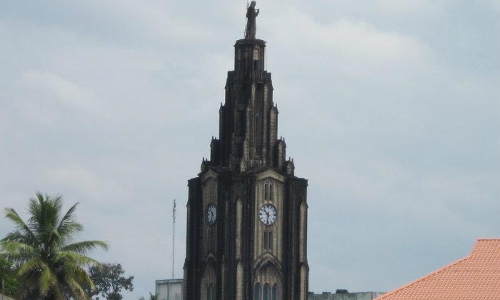 പാലായുടെ വിശ്വാസഗോപുരം; പ്രൗഢിയോടെ തലയുയർത്തി കുരിശുപള്ളി