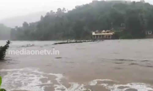 പത്തനംതിട്ട അറയാഞ്ഞിലിമണ്ണിൽ ചപ്പാത്ത് മുങ്ങി 400 കുടുംബങ്ങൾ ഒറ്റപ്പെട്ടു