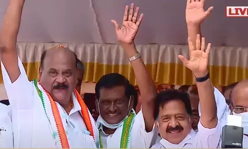 ചെന്നിത്തലയെ കെട്ടിപ്പിടിച്ച് ഉമ്മന്‍ചാണ്ടിക്കും കുഞ്ഞാലിക്കുട്ടിക്കും കൈകൊടുത്ത് കാപ്പന്‍