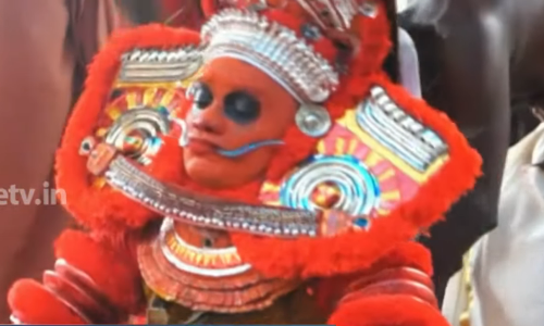 ഭക്തര്‍ക്ക് ഇഴഞ്ഞ് അനുഗ്രഹം നല്‍കി മുതലത്തെയ്യം