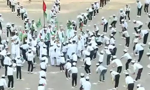 ഇത്തിരി വല്ല്യ ക്യാന്‍വാസിലൊരു ദഫ്മുട്ട് കാണാം