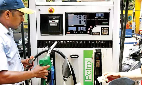 പെട്രോൾ വില സെഞ്ച്വറി തികച്ചു; പുലിവാലു പിടിച്ച് പമ്പുകൾ