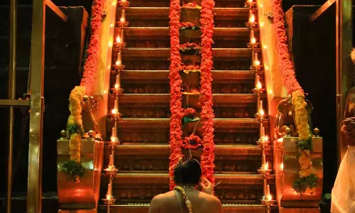 ഭക്തിസാന്ദ്രമായി ശബരിമല; സന്നിധാനത്ത് പടി പൂജ നടന്നു