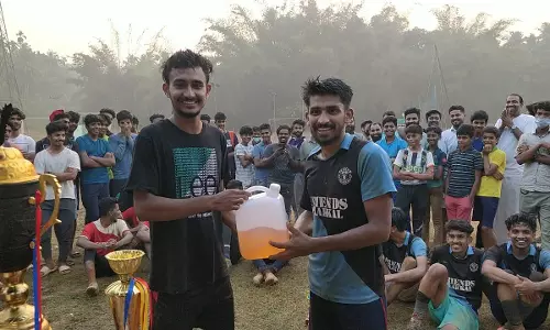 മികച്ച ഫുട്ബോള്‍ കളിക്കാരന് സമ്മാനം പെട്രോള്‍ !