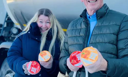 കനത്ത മഞ്ഞില്‍ കുടുങ്ങിയ ട്രക്കിനെ കര കയറ്റാന്‍ സഹായിച്ച് യുവതി; ഒരു വര്‍ഷത്തേക്ക് സൌജന്യ പാലുല്‍പന്നങ്ങള്‍ സമ്മാനം