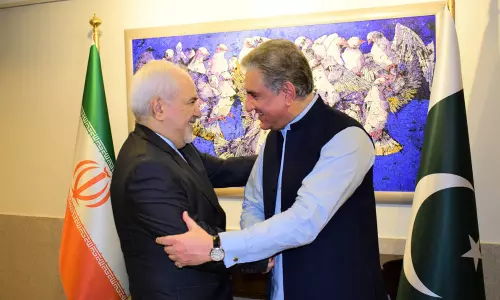 ഇറാന്‍-അമേരിക്ക തര്‍ക്കം നിലനില്‍ക്കെ ഇറാന്‍ വിദേശകാര്യമന്ത്രി പാക്  പ്രധാനമന്ത്രിയുമായി കൂടിക്കാഴ്ച നടത്തി