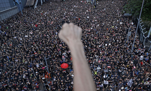 അക്രമാസക്തമായി ഹോങ്കോങിന്റെ തെരുവുകള്‍;  സംഘര്‍ഷം അയയുന്നില്ല