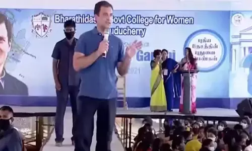 ഞാൻ സാറല്ല, പേരു വിളിക്കൂ; വിദ്യാർത്ഥികളെ കൈയിലെടുത്ത് രാഹുൽഗാന്ധി