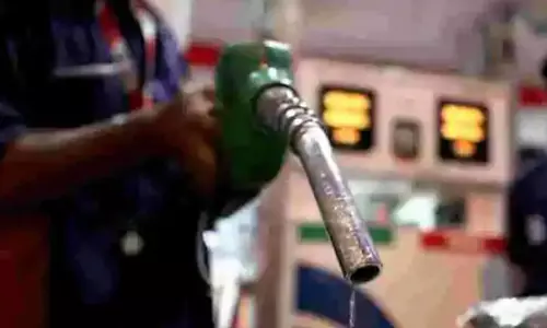 പെട്രോളിന് 69, ഡീസലിന് 58; ഊടുവഴികളിലൂടെ നേപ്പാളിൽ നിന്ന് ഇന്ത്യയിലേക്ക് പെട്രോൾ ഒഴുകുന്നു