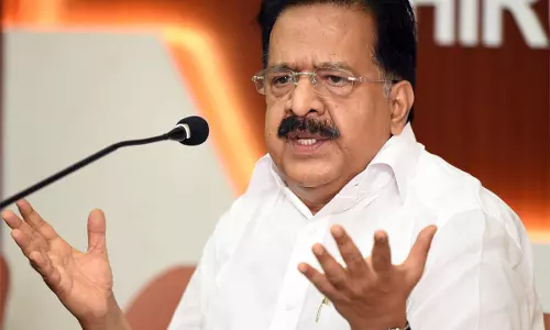 കേരളത്തിലെ മത്സ്യമേഖല അമേരിക്കൻ കമ്പനിക്ക് തീറെഴുതി; ഇ.എം.സി.സി കമ്പനിയുമായുള്ള കരാറിൽ വൻ അഴിമതിയെന്ന് ചെന്നിത്തല