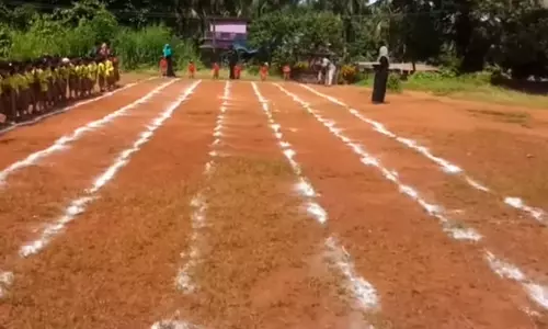 വിസിലടിച്ചാ പിന്നെ ഇടം വലം നോക്കാതെ ഞങ്ങള്‍ ഓടിയിരിക്കും! സോഷ്യല്‍ മീഡിയയില്‍ ചിരി പടര്‍ത്തി കുട്ടികളുടെ ഓട്ടമത്സരം