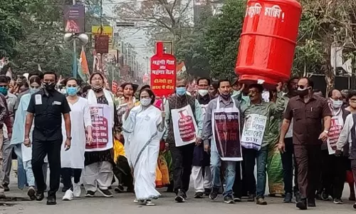 ഇന്ധന വില വര്‍ധനക്കെതിരെ പദയാത്രയുമായി മമത