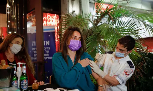 വാക്‌സിൻ ഡോസിന് ഒപ്പം ബിയർ ഫ്രീ; കോവിഡ് ബാറൊരുക്കി ഇസ്രയേൽ