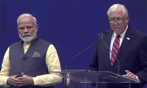മോദിയെ തൊട്ടടുത്തു നിർത്തി നെഹ്‌റുവിനെ പ്രകീർത്തിച്ച് യു.എസ് പ്രതിനിധി; സോഷ്യൽ മീഡിയയിൽ തരംഗം 