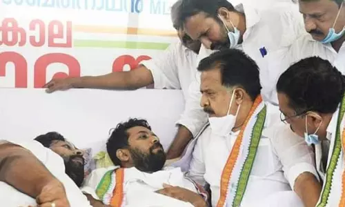 ഷാഫി പറമ്പിലിനെയും ശബരീനാഥനെയും ആശുപത്രിയിലേക്ക് മാറ്റി; യൂത്ത് കോണ്‍ഗ്രസ് സമരം തുടരും