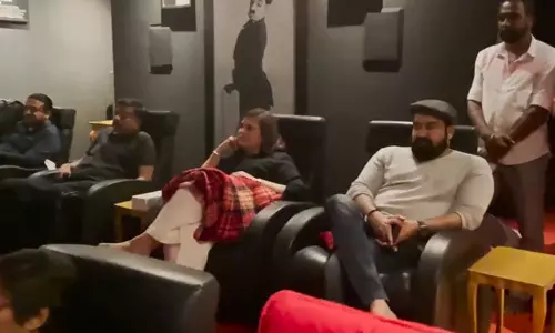 വീട്ടിലെ തിയേറ്ററില് കുടുംബത്തോടൊപ്പം ദൃശ്യം 2 കാണുന്ന മോഹന്ലാല്; വീഡിയോ വീട്ടിലെ തിയേറ്ററില് കുടുംബത്തോടൊപ്പം ദൃശ്യം 2 കാണുന്ന മോഹന്ലാല്; വീഡിയോ