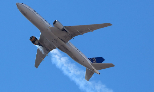 വിമാനത്തിന്റെ എഞ്ചിൻ പൊട്ടിത്തെറിച്ചു; യുണൈറ്റഡ് എയർലൈൻസ് വിമാനത്തിന് അടിയന്തര ലാൻഡിങ്ങ്