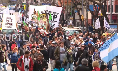 ജോലിയും ഭക്ഷണവും ആവശ്യപ്പെട്ട് റാലി; പതിനായിരങ്ങള്‍ തെരുവിലിറങ്ങി  