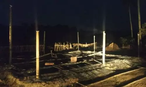 എറണാകുളത്ത് സിനിമ ഷൂട്ടിംഗ് സെറ്റ് തീവെച്ചു നശിപ്പിച്ചു എറണാകുളത്ത് സിനിമ ഷൂട്ടിംഗ് സെറ്റ് തീവെച്ചു നശിപ്പിച്ചു