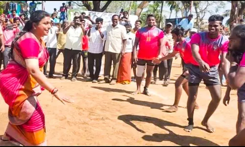 ഉദ്ഘാടനത്തിനെത്തി, അവസാനം കബഡി കളിച്ച് റോജ