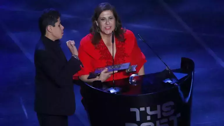 ഗാലറിയിലിരുന്ന് അന്ധനായ മകന് കളി വിവരിച്ചുകൊടുത്തു; ആ അമ്മക്ക് ഇന്ന് ഫിഫ ബെസ്റ്റ് ഫാന് പുരസ്കാരം ഗാലറിയിലിരുന്ന് അന്ധനായ മകന് കളി വിവരിച്ചുകൊടുത്തു; ആ അമ്മക്ക് ഇന്ന് ഫിഫ ബെസ്റ്റ് ഫാന് പുരസ്കാരം