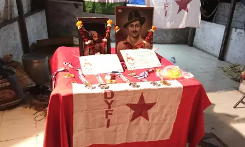 ശിവജി ജയന്തി ആഘോഷിച്ച് മഹാരാഷ്ട്ര ഡി.വൈ.എഫ്.ഐ; വിമര്‍ശനവുമായി സോഷ്യല്‍ മീഡിയ