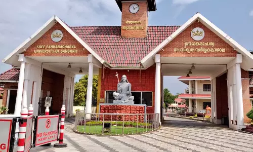 പിഎച്ച്ഡി ക്രമക്കേട് ആരോപിച്ച് കാലടി സർവകലാശാല പ്രൊഫസർ  സ്വയംവിരമിക്കലിന് അപേക്ഷ നൽകി