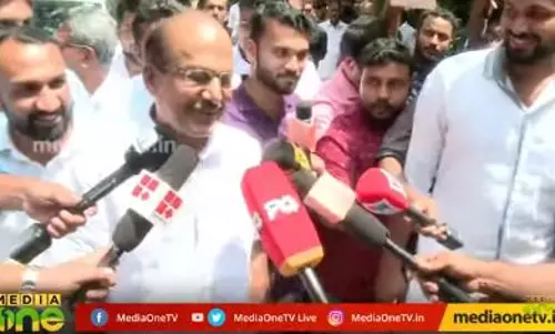 മണ്ഡലം കാസര്ക്കോട് ആണെങ്കിലും തീരുമാനം പാണക്കാട്ടുനിന്നാണ് മണ്ഡലം കാസര്ക്കോട് ആണെങ്കിലും തീരുമാനം പാണക്കാട്ടുനിന്നാണ്