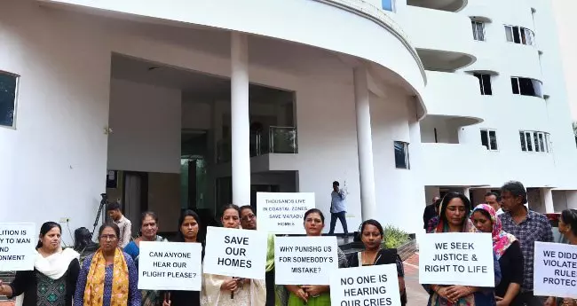 മരടിലെ  ഒഴിപ്പിക്കല്‍ നടപടികളുമായി സര്‍ക്കാര്‍ മുന്നോട്ട് പോകുന്നത് മനുഷ്യത്വ വിരുദ്ധമെന്ന് ഫ്ലാറ്റുടമകൾ