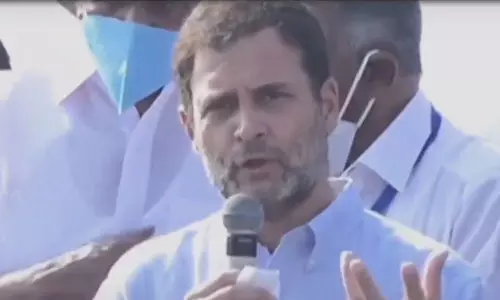 നിങ്ങൾ ജോലി ചെയ്യുന്നു, മറ്റാരോ ലാഭം കൊയ്യുന്നു; മത്സ്യത്തൊഴിലാളികളോട് രാഹുൽ