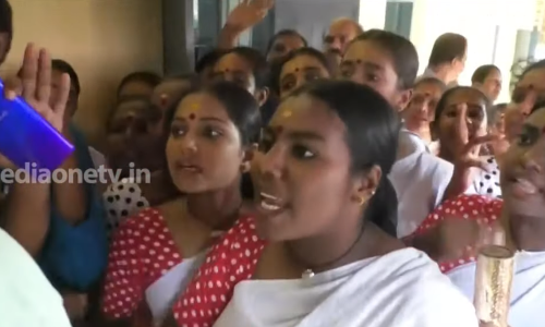 എറണാകുളം റവന്യൂ ജില്ലാ കലോത്സവത്തില്‍ വഞ്ചിപ്പാട്ട് മത്സരത്തിനിടയില്‍ പ്രതിഷേധം