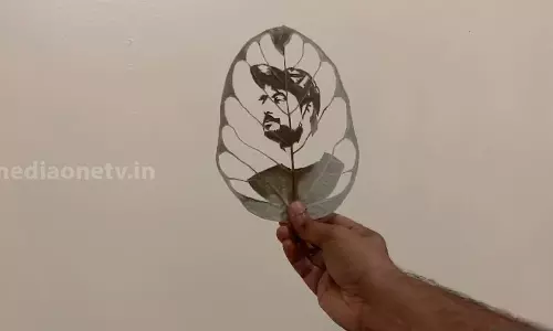 ഇലകളില്‍ വിസ്മയം തീര്‍ക്കുന്ന ചാലക്കുടിക്കാരന്‍ ചങ്ങാതി | Leaf Art | Weekend Arabia