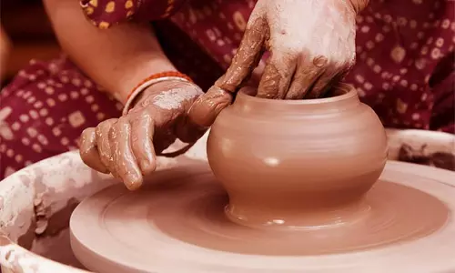 കളിമണ്ണ് കിട്ടാനില്ല; കളിമണ്‍ പാത്ര നിര്‍മാണരംഗം കടുത്ത പ്രതിസന്ധിയില്‍