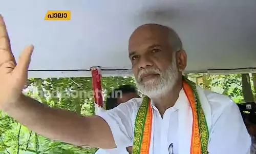 പാലയില്‍ യു.ഡി.എഫിന്റെയും എല്‍.ഡി.എഫിന്റെയും വാഹന പ്രചാരണ ജാഥകള്‍ ആരംഭിച്ചു