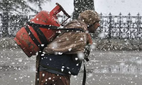 ഫെബ്രുവരിയില്‍ മാത്രം പാചകവാതകത്തിന് വര്‍ധിപ്പിച്ചത് 100 രൂപ; ഇരുട്ടടിയായി ഇന്ധന വിലയും