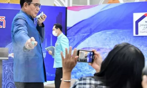 ചോദ്യം പ്രകോപിപ്പിച്ചു; മാധ്യമപ്രവർത്തകർക്ക് നേരെ‌ സാനിറ്റൈസർ തളിച്ച് തായ് പ്രധാനമന്ത്രി