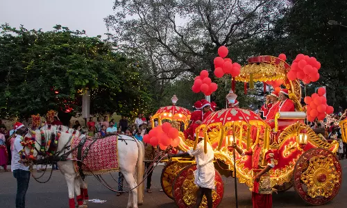 പൂരനഗരി നിറയെ ക്രിസ്മസ് പാപ്പമാര്‍; ആഘോഷമായി ബോണ്‍ നതാലെ