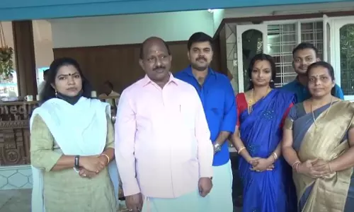 മകളുടെ വിവാഹം ലളിതമാക്കി, ഭൂരഹിതരായ 10 കുടുംബങ്ങള്‍ക്ക് ഭൂമി നല്‍കി; മാതൃകയായി കുടുംബം