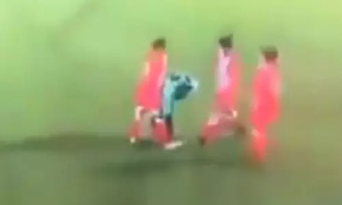 ഫുട്ബോള്‍ മത്സരത്തിനിടെ ഹിജാബ് അഴിഞ്ഞു; താരത്തെ മറ്റുള്ളവരില്‍ നിന്ന് മറച്ച് പിടിച്ച് എതിര്‍ ടീം താരങ്ങള്‍