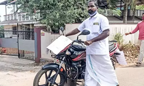 ഇന്ധന വിലവർധന; ബൈക്ക് തള്ളിയെത്തി ബജറ്റ് അവതരിപ്പിച്ച് പഞ്ചായത്ത് വൈസ് പ്രസിഡണ്ട് ഇന്ധന വിലവർധന; ബൈക്ക് തള്ളിയെത്തി ബജറ്റ് അവതരിപ്പിച്ച് പഞ്ചായത്ത് വൈസ് പ്രസിഡണ്ട്