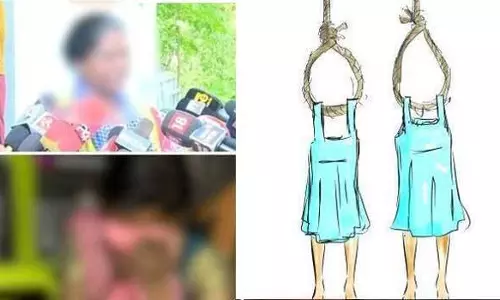 തലമുണ്ഡനം ചെയ്ത് വാളയാർ പെൺകുട്ടികളുടെ അമ്മ; സമരം പുതിയ ഘട്ടത്തിലേക്ക് തലമുണ്ഡനം ചെയ്ത് വാളയാർ പെൺകുട്ടികളുടെ അമ്മ; സമരം പുതിയ ഘട്ടത്തിലേക്ക്