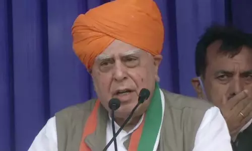 കോൺഗ്രസ് ദുർബലമാകുന്നു, ശക്തിപ്പെടുത്തണം; ഹൈക്കമാൻഡിനെതിരെ വില്ലുകുലച്ച് വിമതർ കോൺഗ്രസ് ദുർബലമാകുന്നു, ശക്തിപ്പെടുത്തണം; ഹൈക്കമാൻഡിനെതിരെ വില്ലുകുലച്ച് വിമതർ