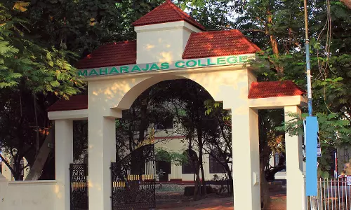 മഹാരാജാസ് കോളജില്‍ വിദ്യാർഥിയെ  പൂട്ടിയിട്ട് റാഗ് ചെയ്തതായി പരാതി