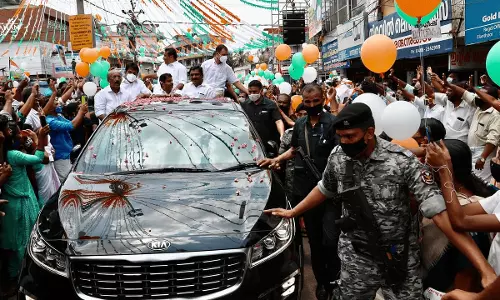 രാഹുൽ ഗാന്ധിയുടെ റോഡ് ഷോയ്ക്ക് കേരള കോൺഗ്രസ് (എം) നേതാവിന്‍റെ വാഹനം