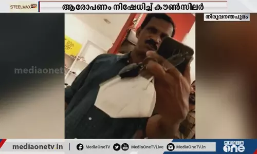 മാസ്‌ക് ധരിക്കാത്തത് ചോദിച്ചതിന് ബിജെപി കൗൺസിലര്‍ മർദിച്ചെന്ന് കടയിലെ ജീവനക്കാര്‍