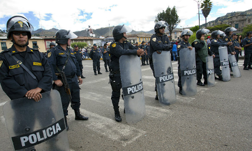പെറുവില്‍ പൊലീസും നാട്ടുകാരും തെരുവില്‍ ഏറ്റുമുട്ടി