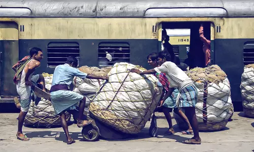 ലോകത്ത് ഏറ്റവും കൂടുതല്‍ സമയം ജോലി ചെയ്ത് കുറഞ്ഞ ശമ്പളം വാങ്ങിക്കുന്നവരില്‍ ഇന്ത്യക്കാര്‍ ഒന്നാമത്