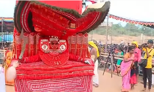 700 വര്‍ഷങ്ങള്‍ക്ക് ശേഷം കല്ല്യോട്ടെത്തുന്ന പെരുങ്കളിയാട്ടത്തിന് അനുഗ്രഹം വാങ്ങാനെത്തുന്നത് ആയിരങ്ങള്‍