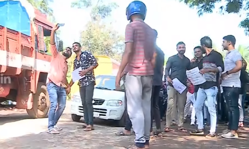 കാസര്‍കോട് - മംഗലാപുരം ദേശീയ പാതയുടെ ശോചനീയാവസ്ഥയില്‍ പ്രതിഷേധിച്ച് നാട്ടുകാരുടെ സെല്‍ഫി സമരം